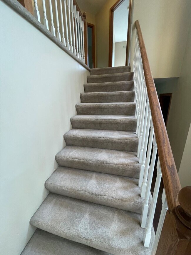 Building Photo - Large Home for rent in Bellevue