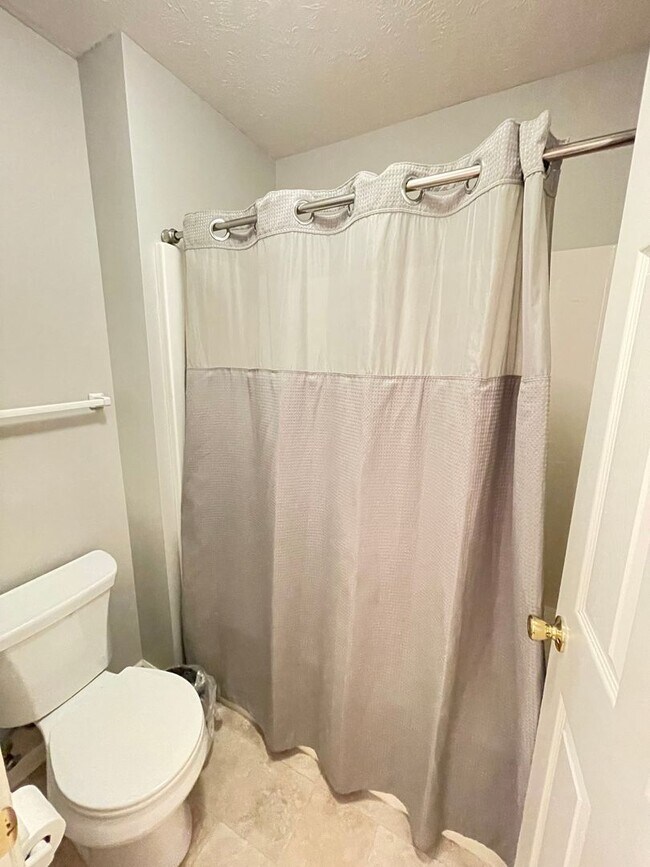 Building Photo - Move-in special. Beautiful 4 bed 2.5 bath 3000+sq ft