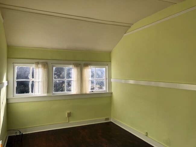 Building Photo - Historic 2-bedroom, 1.5 bath home in the h...
