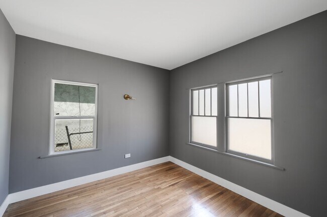 Building Photo - 3041 Valle Ave