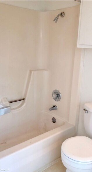 Second bedroom bathroom - 1338 Churing Dr