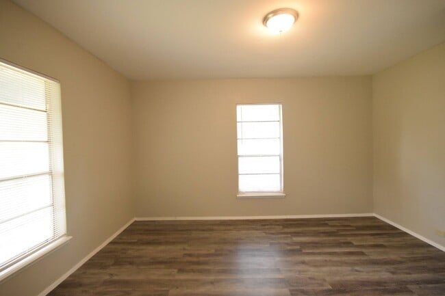 Building Photo - 2909 Bonham St