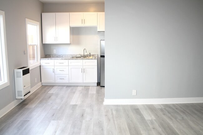 Building Photo - 162 N Kenmore Ave