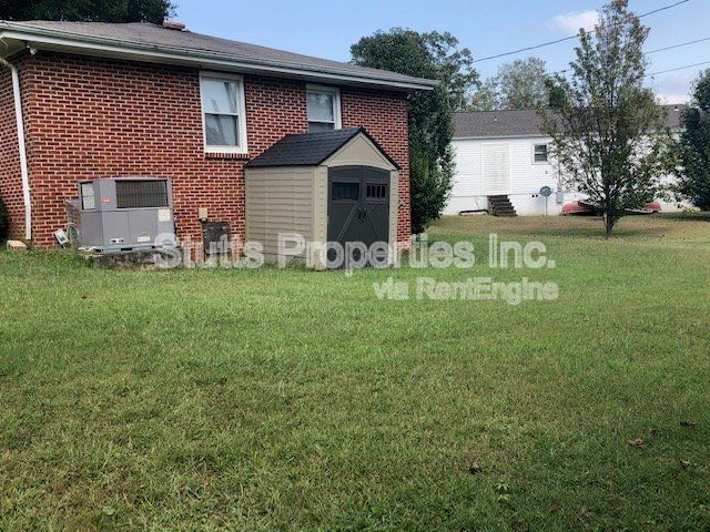 Building Photo - 3407 Pine Cir