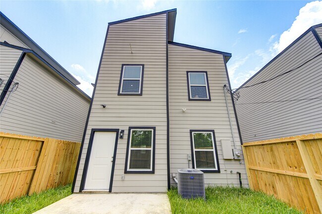 Building Photo - 8155 Tate St