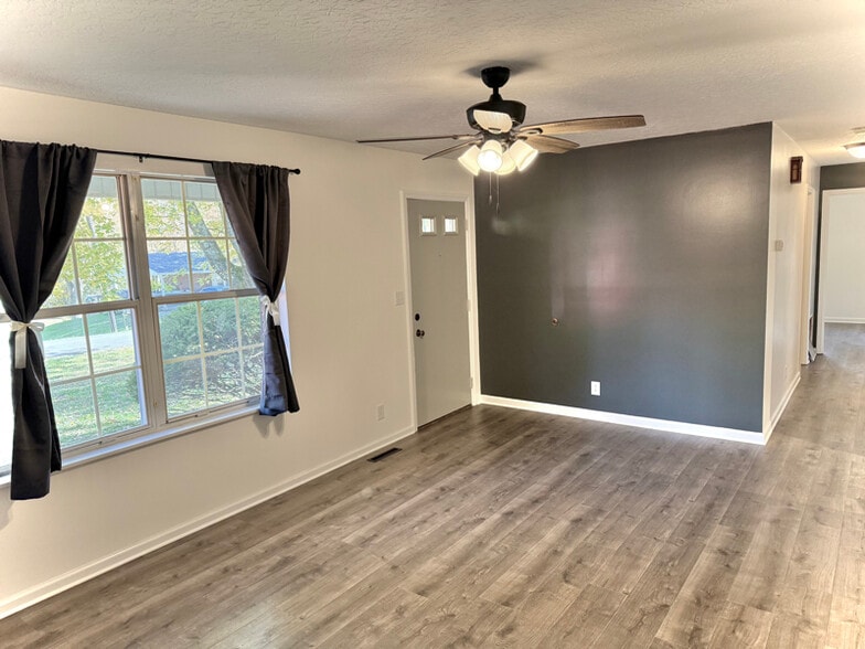 Building Photo - 597 Bluebird Dr