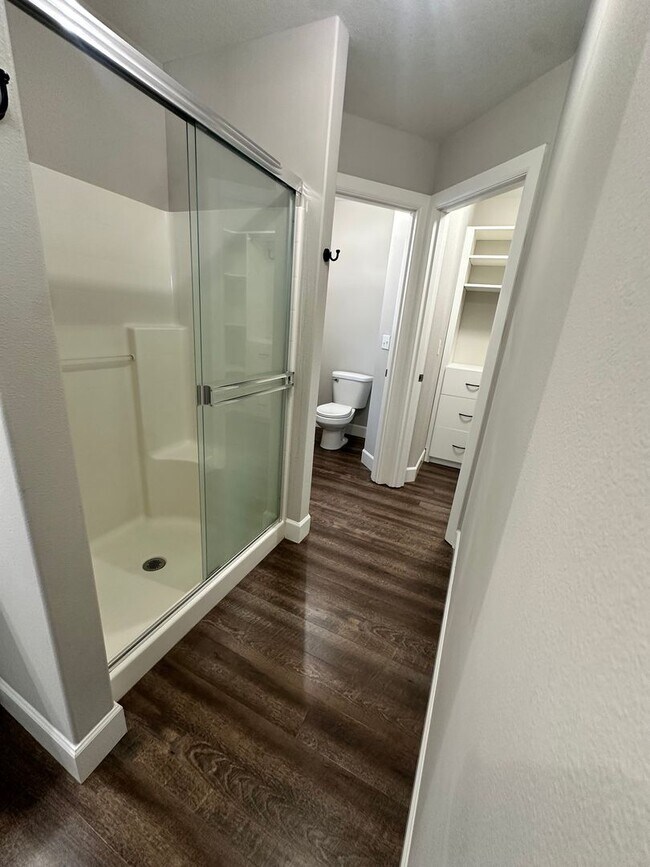 Building Photo - Beautiful Spacious Luxury Home
