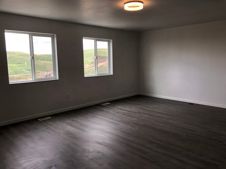 Building Photo - 1272 NW Terre View Dr