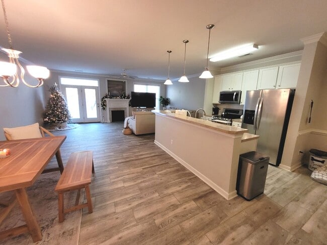 Building Photo - Gorgeous Townhome-Style Condo in Virginia Beach!