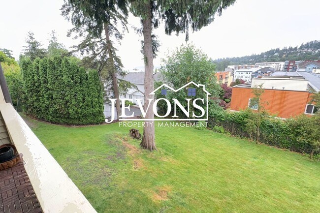 Building Photo - Available Now - 2BR/1.5BA Condo in Kirkland