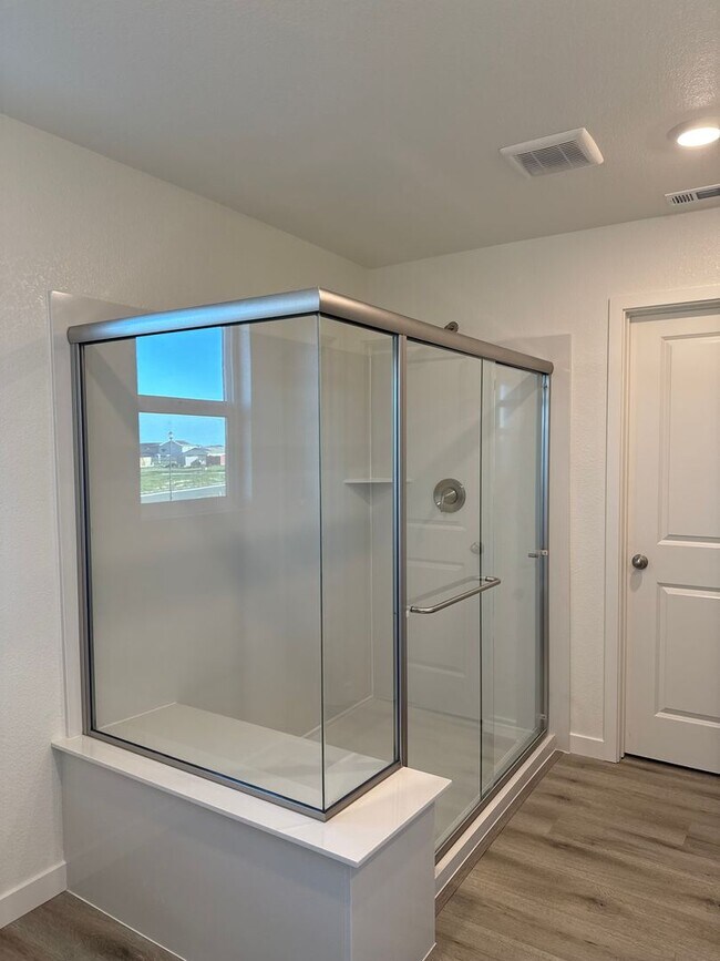 Building Photo - Spectacular New 5/3 Bath Available Now!