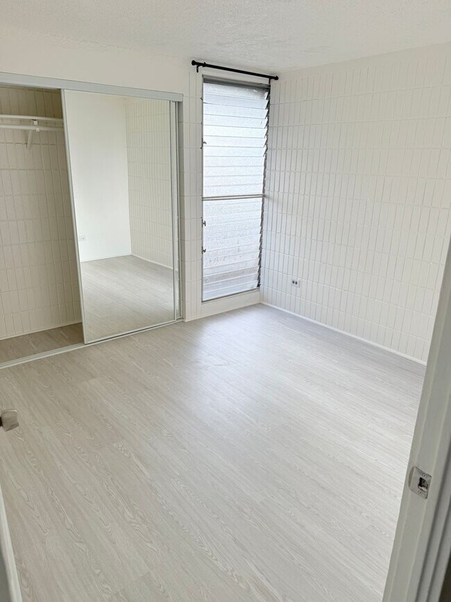 Building Photo - Sunset Lakeview - Fully renovated 3 bedroom, 2 bath with One open parking