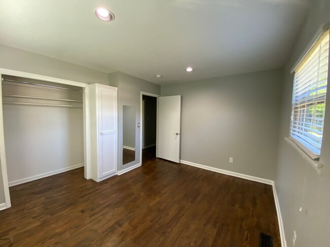 Building Photo - Charming Updated Mid-Century in Fayettevil...