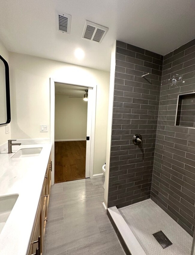 Building Photo - Craftsman Charmer 2 Bedroom 1 1/2 bath (Back yard not included)