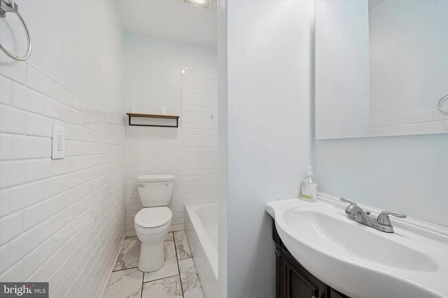 Building Photo - Modern 3-Bedroom Rowhome with Backyard Pat...
