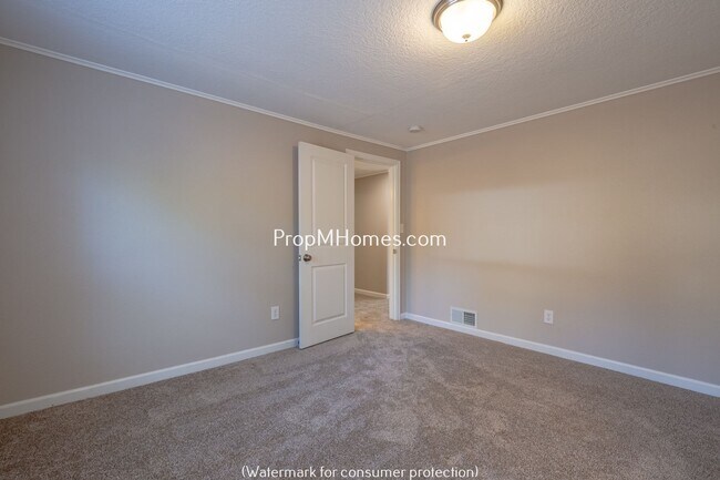Building Photo - Updated Three Bedroom Home in Milwaukie - Large Fenced Yard! DEPOSIT SPECIAL