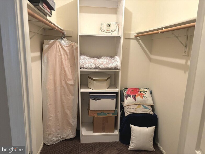 Building Photo - 14 Cheverny Ct