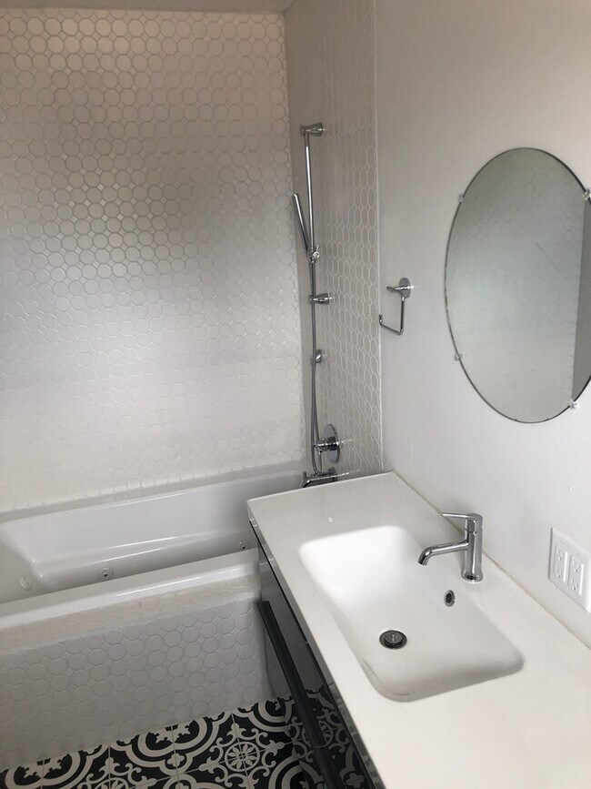 Building Photo - 120 N Austin St