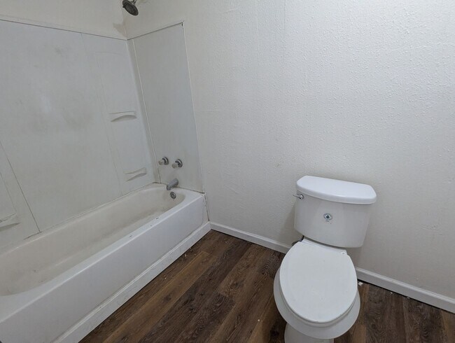 Building Photo - Spacious Updated 3 Bedroom Home