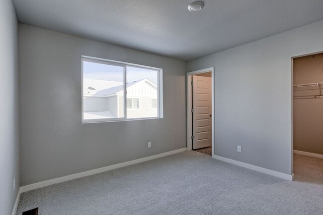 Building Photo - Beautiful Townhome For Lease