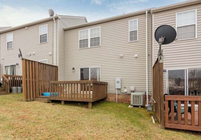 Building Photo - Spacious Townhome in Christiansburg, VA.