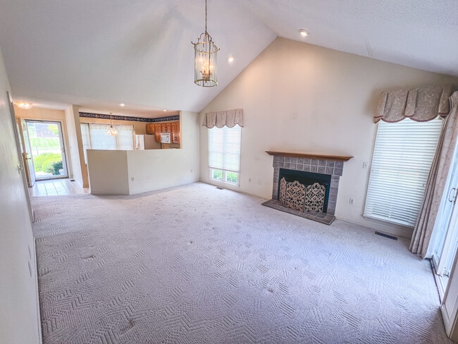 Building Photo - 2138 Valley Dr