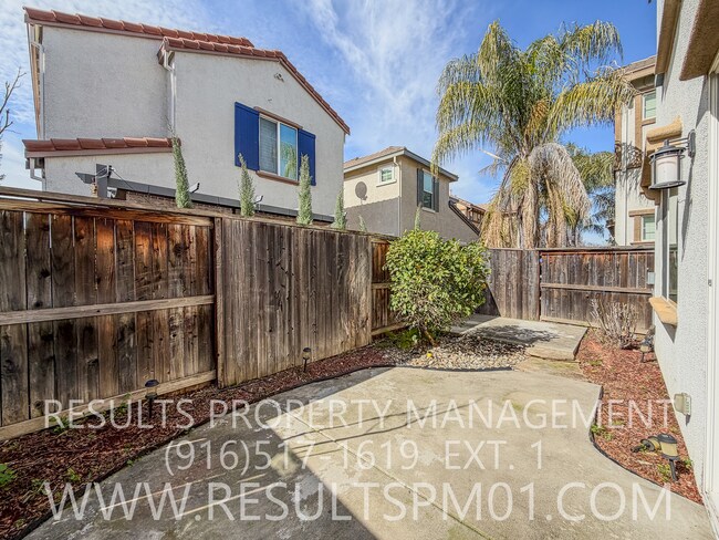 Building Photo - Lovely Courtyard Home 3 Bedroom w Bonus Rm