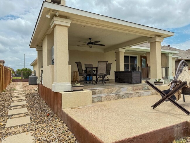 Building Photo - 208 Chisos Oak Dr