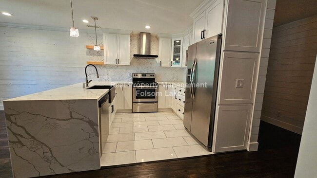 Building Photo - Modern Townhouse Living in Desirable Lakes...