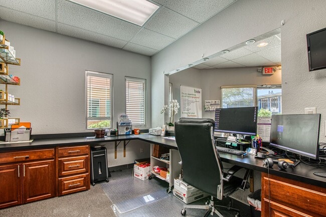 Building Photo - Move-in ready professional office space fo...