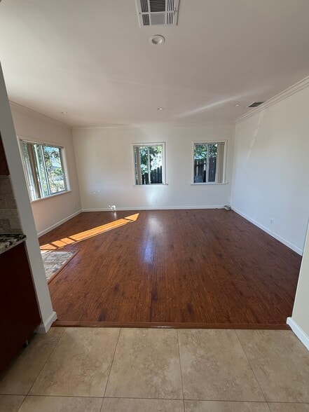 Building Photo - 10548 Tinker Ave