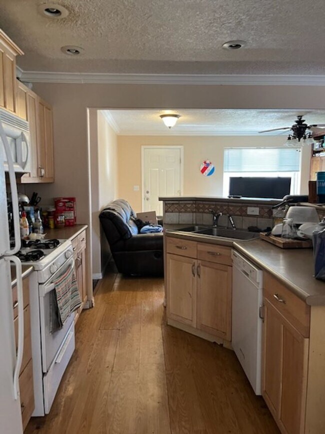 Building Photo - Charming home