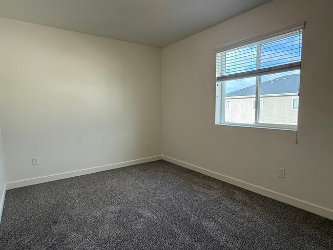 Building Photo - 96 670 N