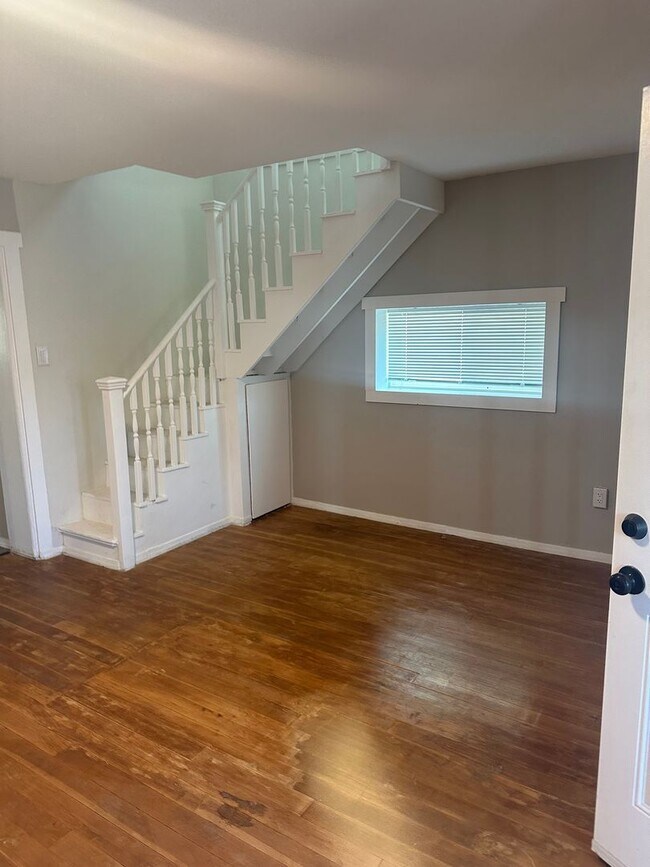 Building Photo - 3 bedroom 1 bath house