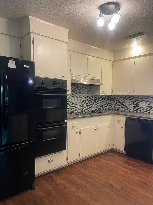 Building Photo - LARGE 4 BEDROOM 2 BATHROOM HOME IN THE PEPPERTREE SUBDIVISION