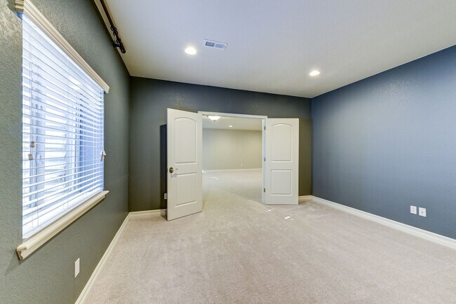 Building Photo - Breathtaking 4 Bedroom 3 Bedroom Ranch Style Home with Finished Basement!!