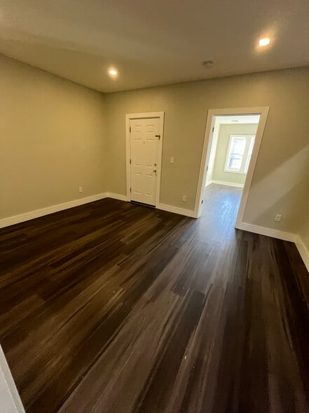 Building Photo - 158 Sanford St