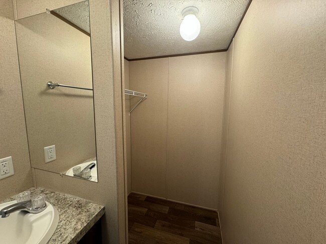 Building Photo - 2 Bedroom 2 Bathroom Mobile Home