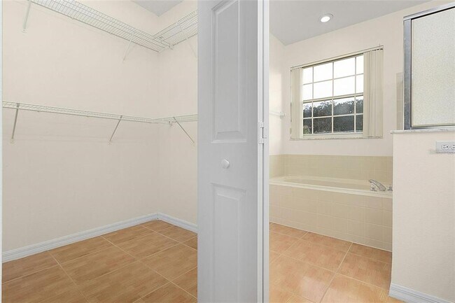 Building Photo - 411 Tamarind Parke Ln