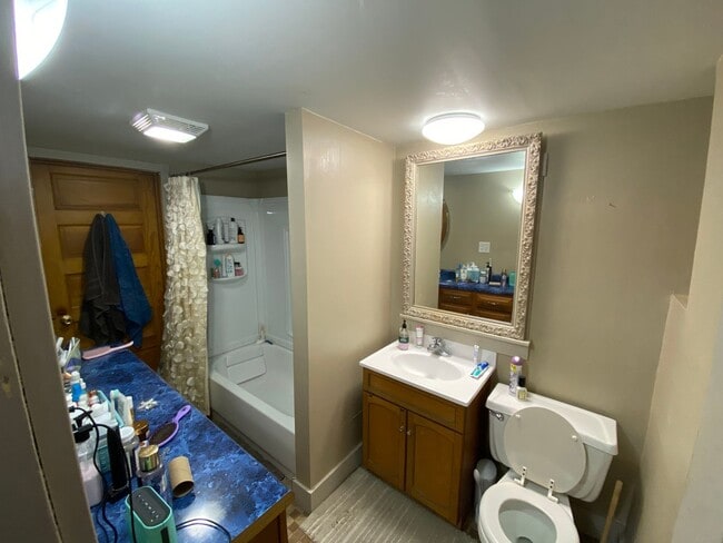 Building Photo - 3 Bedroom 1 Bath House - Close to Downtown Iowa City