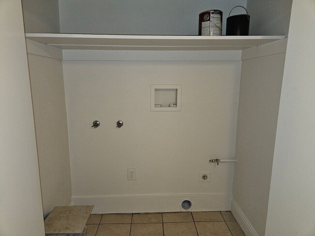 Building Photo - Franklin Triplex - Golden Dev