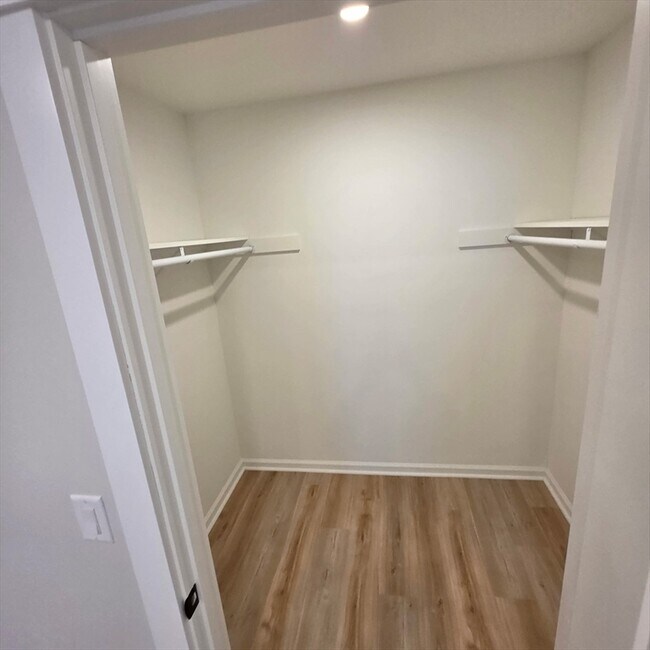 Building Photo - 843 Main St