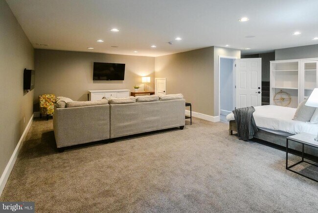 Building Photo - 15841 York Rd