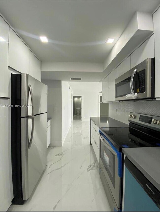 Building Photo - 6039 Collins Ave