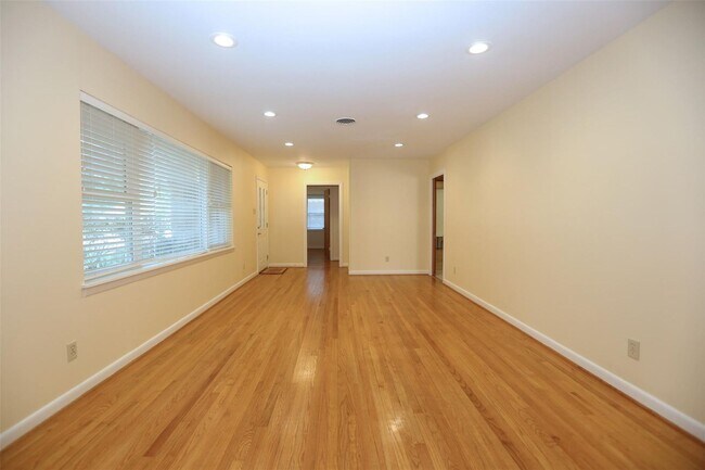 Building Photo - Wonderful mid century one story home, rece...