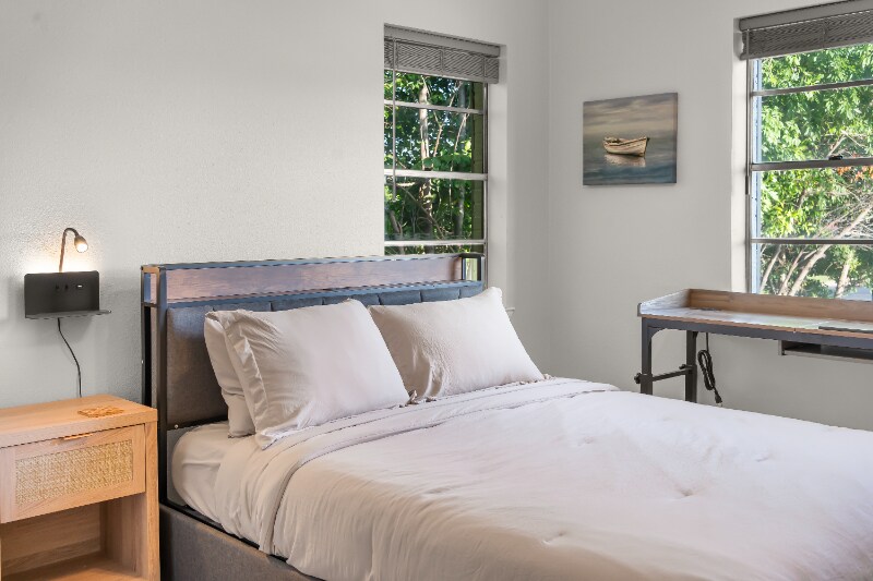 Building Photo - 1528 E Devine St