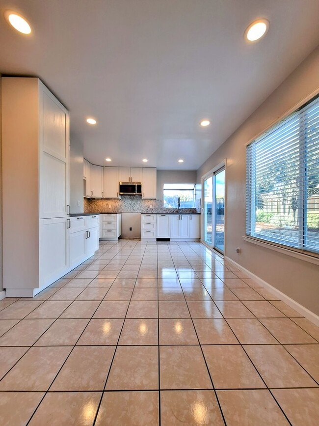 Building Photo - Beautiful 2bd Single Story House With Gate...