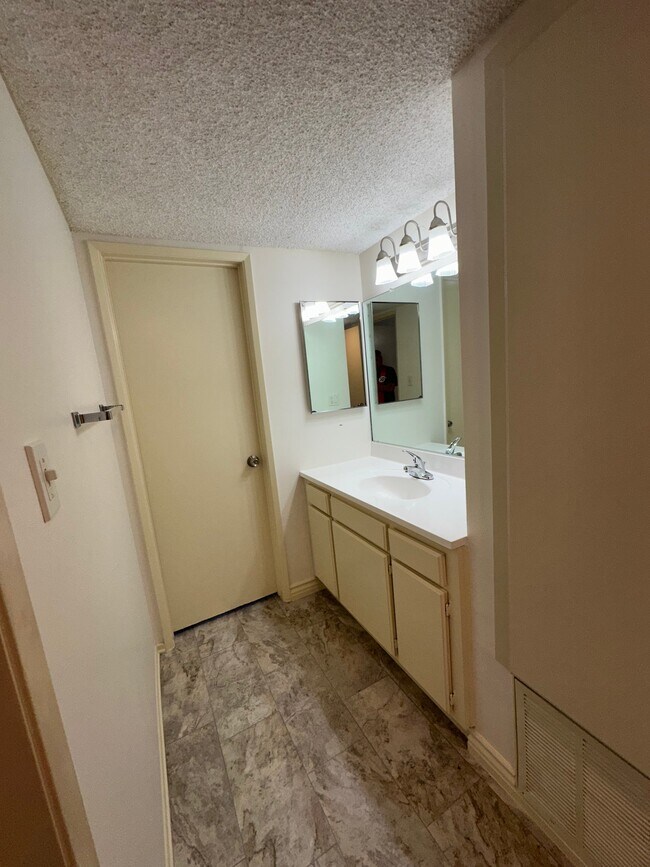 Building Photo - 135 N Swall Dr
