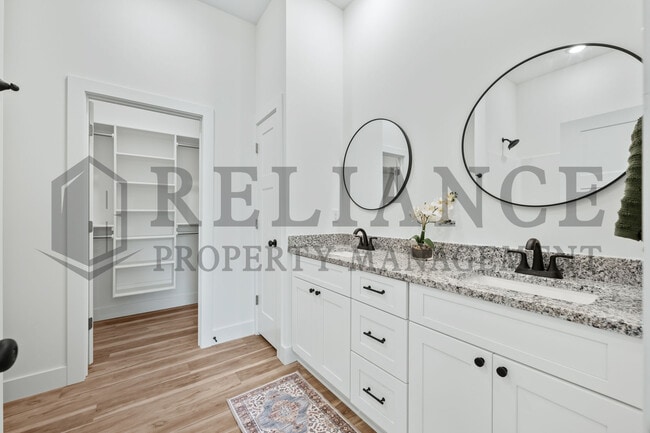 Building Photo - 601 E Elmwood St