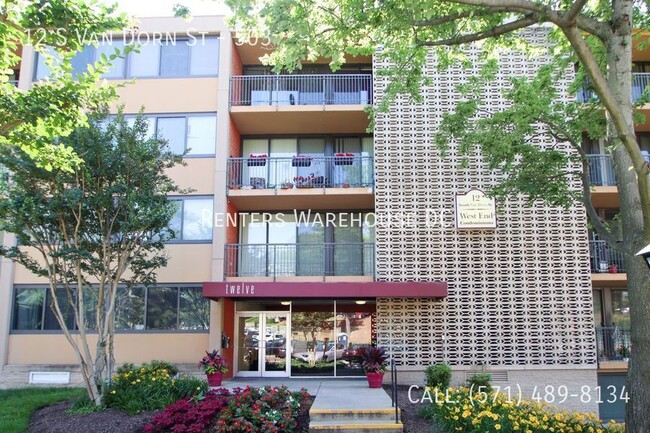 Building Photo - Light-filled 1Bd/1Bth in West End Condos i...